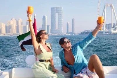 Erlebe eine private yacht-tour ab dubai marina, bewundere atlantis & burj al arab, genieße drinks mit der crew und buche eine jet-ski fahrt. inklusive softdrinks & rotem teppich.