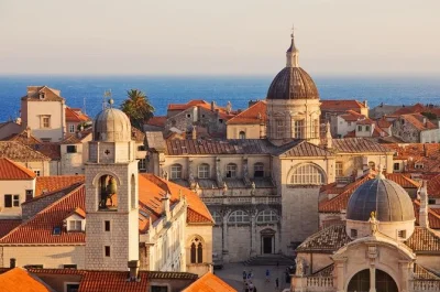Découvrez dubrovnik en arpentant sa vieille ville puis ses remparts millénaires avec un guide local. casques audio fournis, visite en groupe — billets des remparts non inclus.