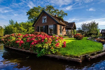 Scopri i tranquilli canali di giethoorn con una gita da amsterdam, accompagnato da una guida locale e un’ora di navigazione in barca. vivi la vita senza auto di questo angolo d’olanda.