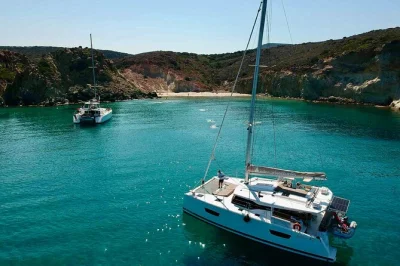 Ab milos startet eine halbtägige katamaran-tour zu den piratenhöhlen von kleftiko. schwimmen in klaren buchten, frisches mittagessen an bord und entspannter transfer inklusive.