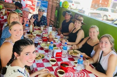 Erlebe cabo san lucas mit einem lokalen guide: downtown-taco-tasting, frische tortillas, süße leckereien und optional eine tequila-verkostung – alle proben und wasser inklusive.