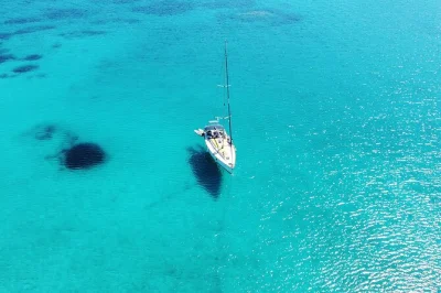 Découvrez mykonos en voilier avec une escapade à délos, baignade à rhenia, déjeuner local et vin, avec prise en charge à l’hôtel incluse. ambiance détendue et moments authentiques.