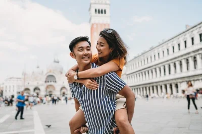 Scopri venezia autentica con un servizio fotografico privato tra i canali, passeggiando per piazza san marco e ponte dei sospiri, con foto professionali e galleria online inclusa.