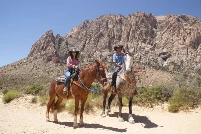 Comece o dia perto de las vegas com um passeio a cavalo, café da manhã estilo cowboy em um rancho de verdade e transfer incluso. aproveite a paisagem do deserto e a companhia dos vaqueiros locais.