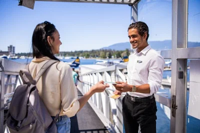 Erlebe einen spannenden wasserflugzeug-rundflug über vancouver mit blick auf stanley park, lions gate bridge und die küste. kleine gruppen, start im hafen, schneller check-in.