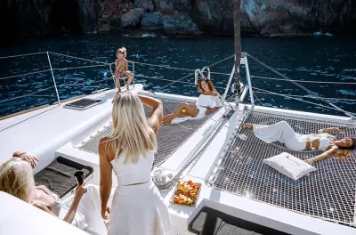 Snorkel en Ag. Nikolaos: Catamarán con juegos acuáticos
