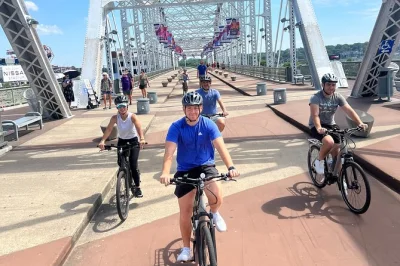 Scopri nashville in e-bike passando per germantown, the gulch, printers alley e altro ancora. include bici, casco e guida locale—prenota subito la tua avventura.
