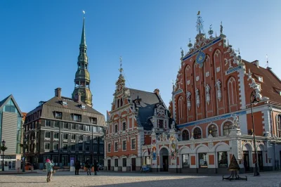 Découvrez le cœur médiéval de riga lors d’une balade en petit groupe. laissez-vous conter légendes insolites, flânez dans les ruelles pavées et profitez des anecdotes d’un guide local. rés