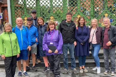 Descubre el alma de liverpool en un tour a pie. visita la estatua de los beatles, royal albert dock y calles históricas con un guía local que te cuenta todas las historias.