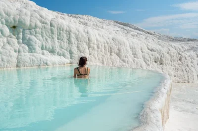 Erlebe die surrealen weißen terrassen von pamukkale, erkunde die ruinen von hierapolis und entspanne in thermalquellen – tagesausflug ab antalya mit mittagessen und hoteltransfer.