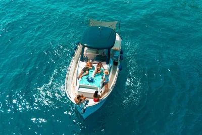 Erlebe die amalfiküste bei einer kleinen bootstour ab sorrent mit stopps in positano und amalfi, schwimmen bei den li galli inseln und einem leichten caprese-mittagessen inklusive.