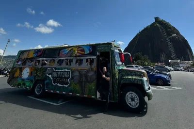 Descubre guatapé con su colorido, sube la piedra del peñol, navega por el lago y visita la hacienda de pablo escobar con guía local—incluye almuerzo y dulces típicos.