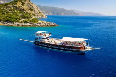 Bootstour ab Ölüdeniz Beach: Sechs Badestopps und Blaue Höhle