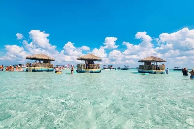 Erlebe destins crab island auf einer entspannten tiki-bootstour – mit musik, kapitän und eigenem getränk an bord. genieße das smaragdgrüne wasser und bring deine lieblingsdrinks mit.