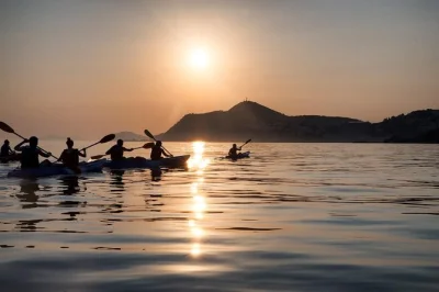 Découvrez dubrovnik en kayak au coucher du soleil, nagez dans la grotte de betina, faites du snorkeling et terminez avec un verre de vin local. guide et matériel inclus.