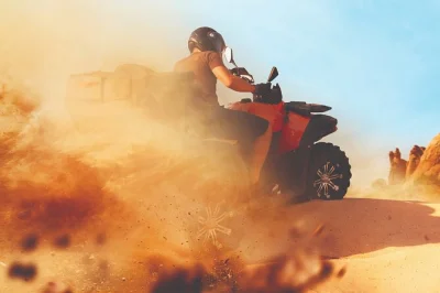 Dubai wüste abenteuer mit quad-tour, dünen-bashing, sandboarding und kamelreiten – inklusive hoteltransfer und kompletter ausrüstung für einen unvergesslichen morgen.