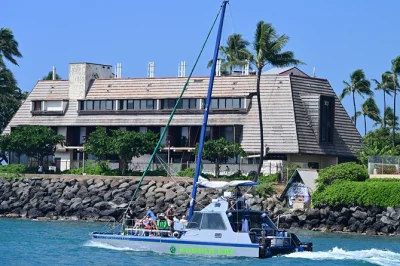 Explore waikiki nadando com tartarugas-verdes havaianas em um catamarã, com guia local. equipamento premium, lanches, bebidas e avistamento garantido de tartarugas.