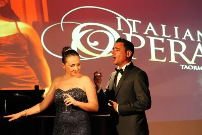 Desfrute da ópera italiana no íntimo teatro nazarena em taormina, com prosecco na varanda panorâmica e apresentações ao vivo com petiscos inclusos.