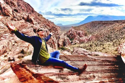 Descubra o ar puro de nevada em um passeio de um dia pelo red rock canyon saindo de las vegas. explore o charme do velho oeste em blue diamond, trilhas na natureza e histórias locais. inclui transpor