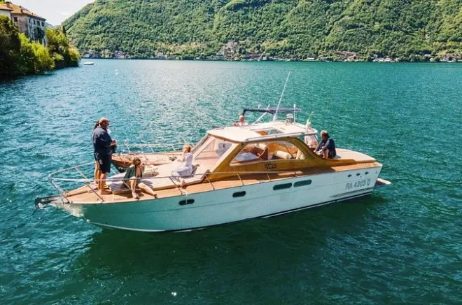 Barca privata sul lago di Como con open bar e viste sulle ville
