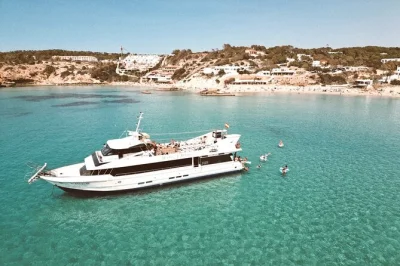 Vivez l’ambiance d’ibiza lors d’une sortie en bateau avec grottes de cala bassa, paddle, dj, déjeuner et 6 boissons incluses. nagez, explorez et détendez-vous avec l’équipage local.