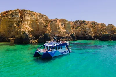 Descubra a costa do algarve em um passeio de barco por lagos e ponta da piedade, com paradas para banho, almoço português, bebidas e equipe local simpática. inclui transporte.