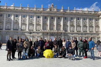Commencez à puerta del sol, flânez dans les places anciennes de madrid, goûtez au marché de san miguel et découvrez les histoires locales avec un guide passionné. visite à pied guidée incluse.