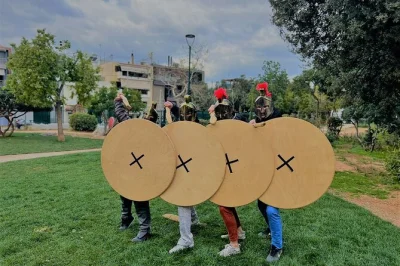 Vivez athènes antique avec ce jeu d’équipe en extérieur. entraînez-vous comme un hoplite grec, manipulez des répliques d’armes authentiques et partagez des rires près de l’acropole. tout l