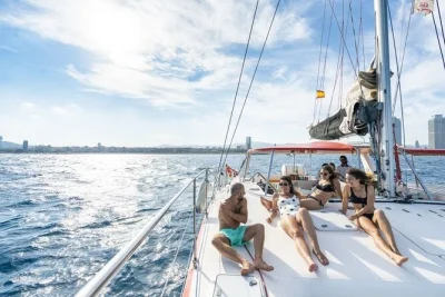 Desfrute de um passeio de catamarã em barcelona com tapas típicas, vista da cidade e parada para banho. inclui bebida, petisco e embarque no marina vela.