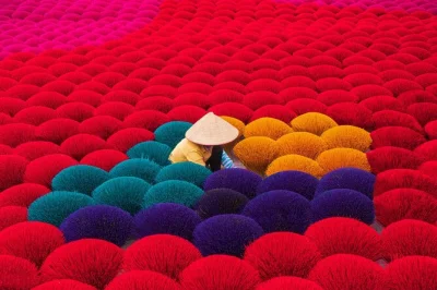 Erlebe die räucherstäbchen-herstellung in quang phu cau, gleite mit dem boot durch die tam coc höhlen und entdecke die alten tempel von hoa lu. kleine gruppe, inklusive abholung und mittagessen.