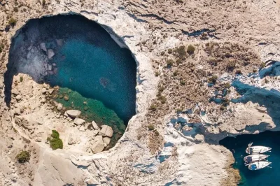 Erlebe milos’ westküste per boot, schwimme durch die piratenhöhlen von kleftiko, genieße offene bar-getränke & ein typisch griechisches mittagessen – transfers inklusive für stressfreie buchu