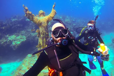 Scopri le barriere coralline di key largo con un’immersione guidata a 2 bombole per sub certificati, attrezzatura inclusa, gruppi piccoli e accesso facile al mare.