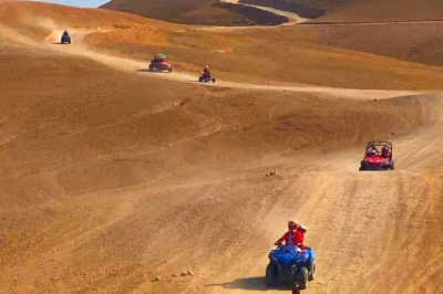 Erlebe die wilde agafay wüste bei marrakesch – quad fahren, kamelritt zum sonnenuntergang und ein marokkanisches abendessen mit live-show unter dem sternenhimmel. inklusive abholung vom hotel.