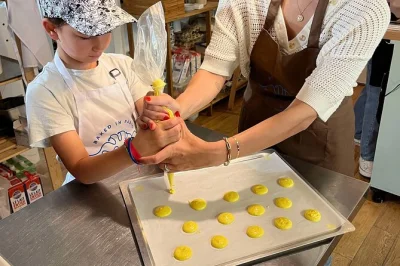 Paris, atelier macarons en famille avec un chef pâtissier local. préparez, goûtez et repartez avec vos douceurs, café ou thé inclus, dans un cadre convivial pour enfants.