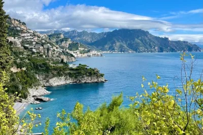 Erlebe die farben und düfte der amalfiküste bei einer kleinen gruppentour ab sorrent. entdecke positano, amalfi & ravello mit ausreichend freizeit an jedem halt. englischsprachiger fahrer inklusive.