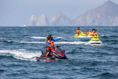 Erlebe eine aufregende jet-ski-doppelfahrt und schnellboot-tour entlang der küste von cabo mit tierbeobachtungen, lokalen guides, hoteltransfer und snacks inklusive.