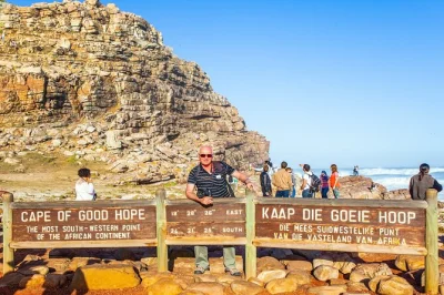 Erlebe die frische meeresbrise am cape point, triff pinguine am boulders beach und mach eine bootstour zur robbeninsel – tagesausflug ab kapstadt mit hoteltransfer inklusive.