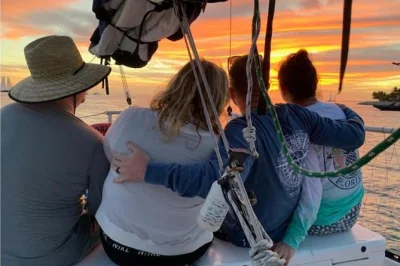 Admirez le coucher de soleil légendaire de key west depuis l’eau, en petit groupe, un verre de champagne ou une bière artisanale à la main, au cœur de l’animation du port. boissons incluses à