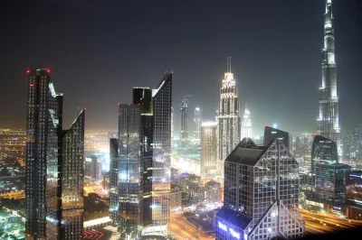 Erlebe dubais puls bei nacht mit einer kleinen gruppe, inklusive burj khalifa ticket, dubai fountain show und bequemer hotelabholung für einen entspannten abend.
