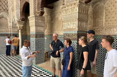 Entdecke die verwinkelte medina von fez mit privatem guide, besuche die gerberei chouara, bou inania madrasa & mehr. inkl. hoteltransfer und tee-pause.