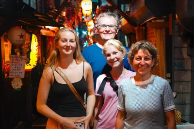 Shinjuku mit kindern entdecken: gemeinsam okonomiyaki machen, purikura-fotos knipsen und yakitori probieren – private familien-tour mit abendessen, guide und erinnerungsfotos.