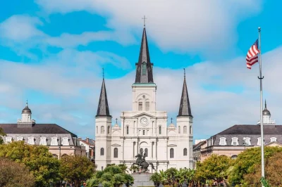 Recorre el french quarter de new orleans en grupo pequeño, escucha historias de un guía local, visita jackson square y el french market, y disfruta el encanto de royal street.