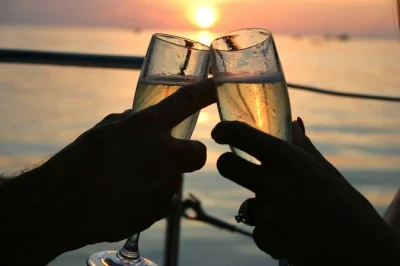 Profitez d’une croisière en petit groupe à key west au coucher du soleil, avec champagne moët à volonté, fromages gourmets et dip de poisson fumé—réservée aux adultes, avec prise en charge
