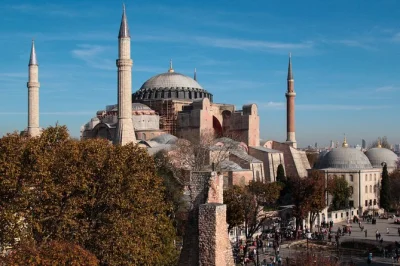 Step into istanbul’s history with a private guided tour—see hagia sophia, blue mosque, topkapi palace, and the grand bazaar. includes skip-the-line tickets and soft drinks.