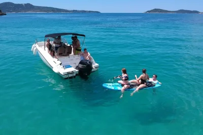 Découvrez les îles Élaphites en bateau privé depuis dubrovnik, nagez dans la grotte bleue et détendez-vous sur la plage de sable de lopud. boissons incluses et itinéraire flexible.