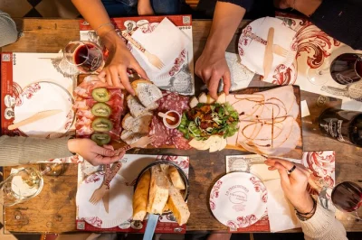 Laissez milan vous séduire avec une balade gourmande à pied dans brera : pâtisseries, risotto alla milanese, charcuterie locale. déjeuner inclus avec guide local.