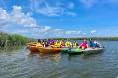 Erlebe die frische brise der salzmarschen beim kajakfahren auf hilton heads broad creek. mit lokalem guide delfine entdecken, spannende lowcountry-geschichten hören und entspannt paddeln. alles inklu