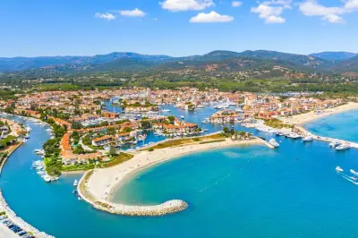 Balade en bateau sur la côte entre Saint-Tropez et Port Grimaud