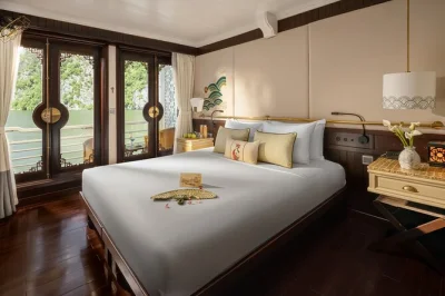 Acorde com picos de calcário, faça caiaque na praia trinh nu, pedale pela vila viet hai e explore a caverna sung sot neste cruzeiro completo na baía de ha long com refeições e transfers.