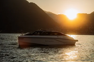 Comer see erleben: private bootstour mit blick auf villen wie balbianello, prosecco genießen und spannende geschichten hören – abholung in ausgewählten orten inklusive.